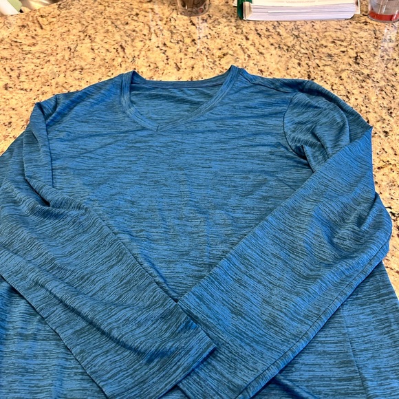 A set of 4 athletic long sleeved tops - Picture 3 of 5